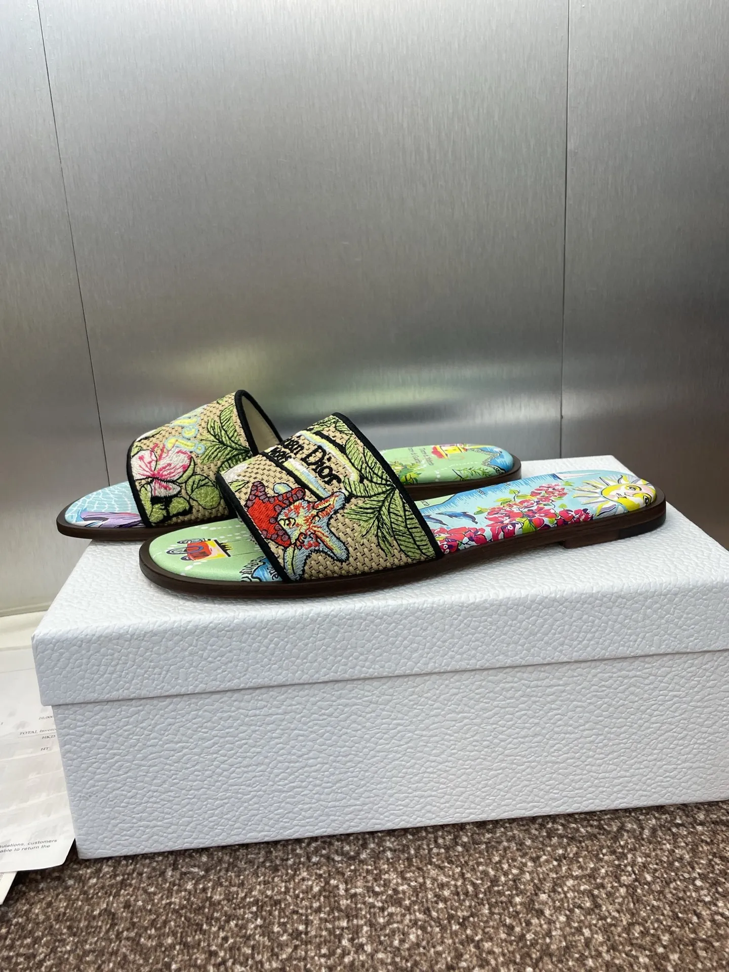👟👟Ex-factory price 500👟👟 Dior 2025 spring and summer new style DWAY flat flip flops jelly color women's shoes CD letter logo three-dimensional embroidery round toe open toe color block sandals Material: upper imported raffia electric embroidery high temperature water-soluble cotton technical fabric + water-dyed sheepskin lining + Italian thickened leather outsole size: 34-42 (34.40.41.42. Customized, non-refundable and non-exchangeable)